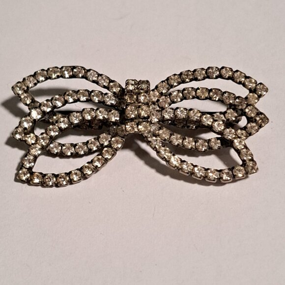 Jewelry - bow brooch with diamond like stones